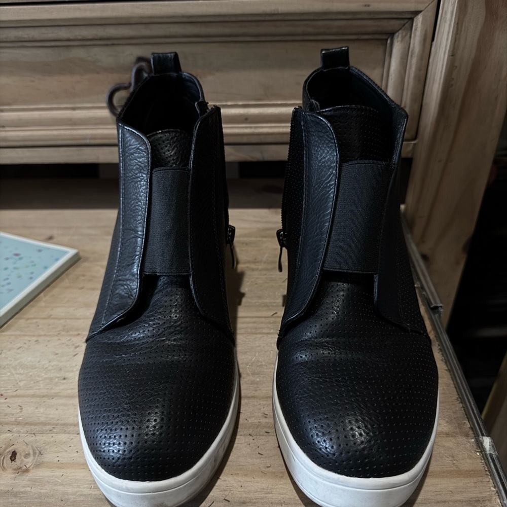 Stylish Black Women's Sneakers